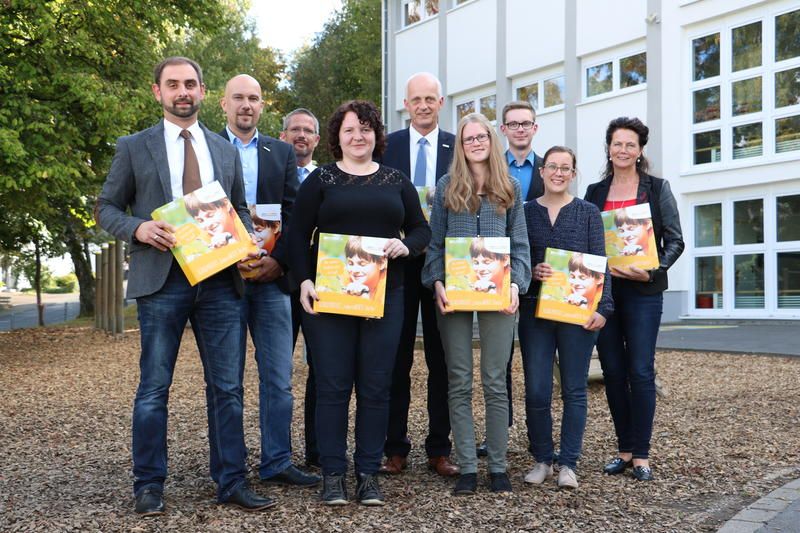 Prall gefüllt mit praktischen Unterrichtseinheiten mit Burbacher Bezug. Ein neuer Projektordner hilft Lehrern und Schülern dabei, einen gemeindebezogenen Unterricht durchzuführen und zu erleben. Vertreter von der Gemeinde Burbach um Bürgermeister Christoph Ewers sowie die Leiter der Burbacher Schulen stellten das Projekt vor.