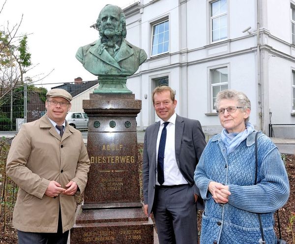 Ulf Richter, Bürgermeister Steffen Mues und Traute Fries (v.l.) enthüllten gemeinsam die Büste von Adolph Diesterweg am Eingang der neuen Universitätsbibliothek am Unteren Schloss. (Foto: Stadt Siegen)