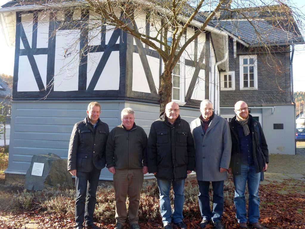 Bei der Vorstellung dabei waren (v.l.) Bürgermeister Steffen Mues, Klaus Eckhardt (Heimatverein Eisern), Heinz-Wilhelm Upphoff (AG Eiserner Vereine), Bauausschuss-Vorsitzender Rüdiger Heupel und Bauleiter Stefan Schönstein. (Foto: Stadt Siegen)