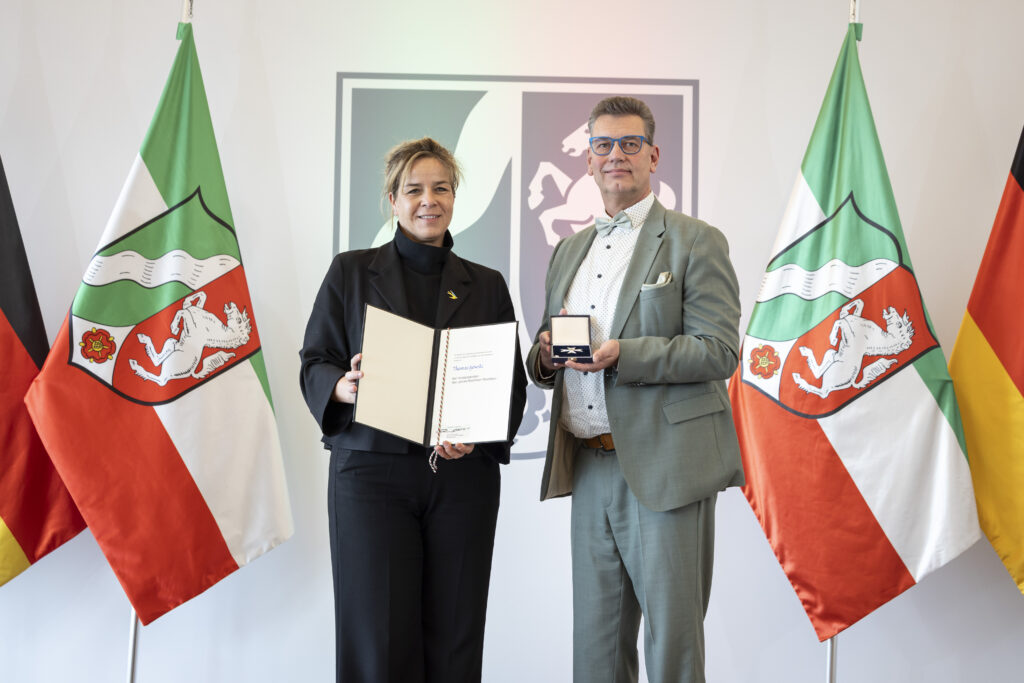  [Klicken, um das Bild zu schließen. Pfeiltasten für vorheriges / nächstes Bild.] Düsseldorf, 23.03.2026: Die stellvertretende Ministerpräsidentin Mona Neubaur überreicht den Verdienstorden des Landes Nordrhein-Westfalen. © Foto: Land NRW / Ralph Sondermann